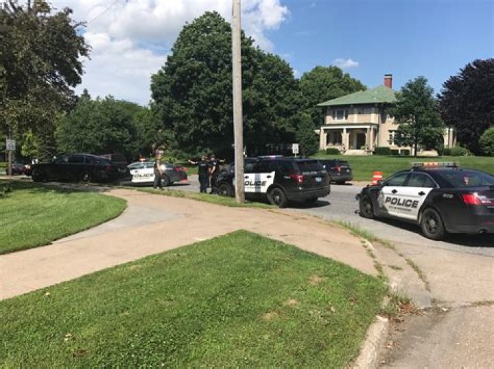 Police pursuit ends at Lombard, Brady