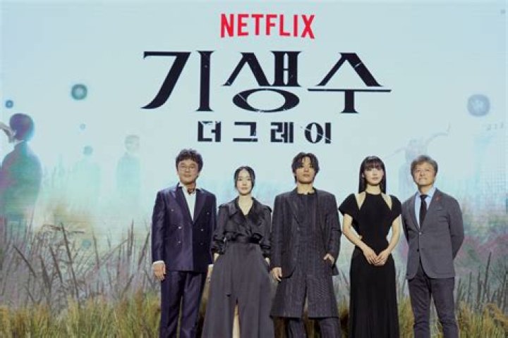 Seeking the King: Koo Kyo Hwan has a fateful encounter with an enormous mysterious robot in intense new teaser