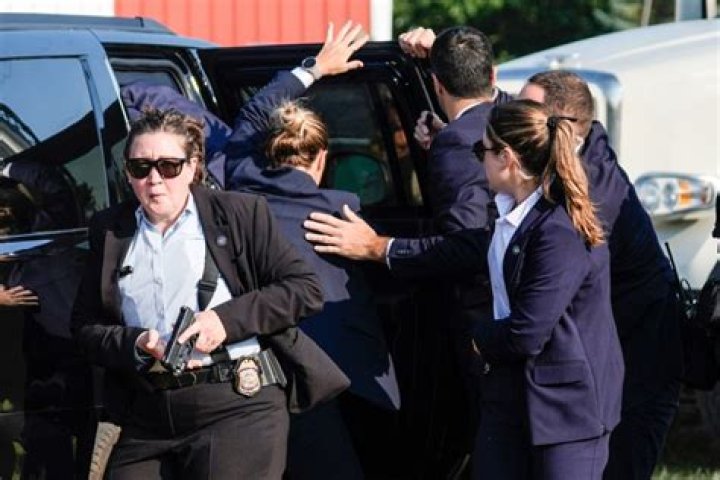 ‘She Wasn’t Gonna Tuck Her Casual Racism’: Actress Emma Roberts Seemingly Tells Bill Clinton’s Black Secret Service Agent to ‘Move Out of the Way’