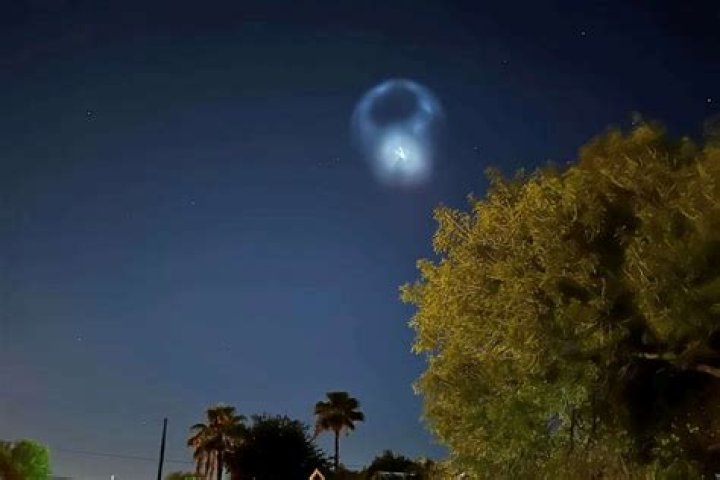 Smiley face spotted in the sky after mystery airman uses his vapour trail to 'draw an emoticon'