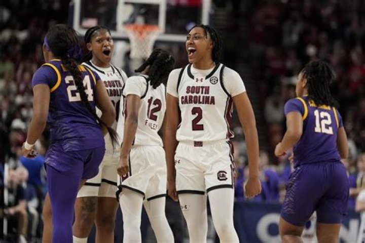 South Carolina’s Kamilla Cardoso shoves LSU’s Flau’jae Johnson, is ejected with 5 other players