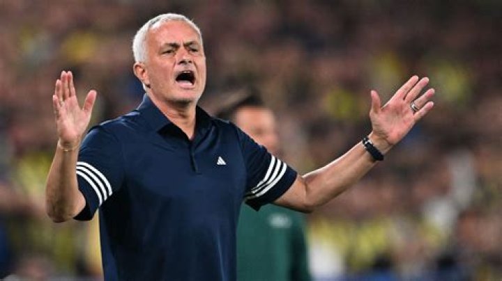 Spurs boss Jose Mourinho passes on famous 'Special One' nickname to Portuguese darts ace De Sousa after shock Wade win