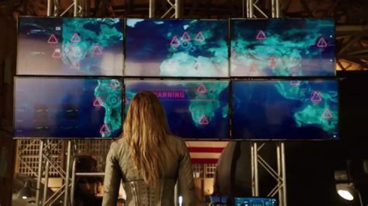 Supergirl Heroes vs Aliens Trailer