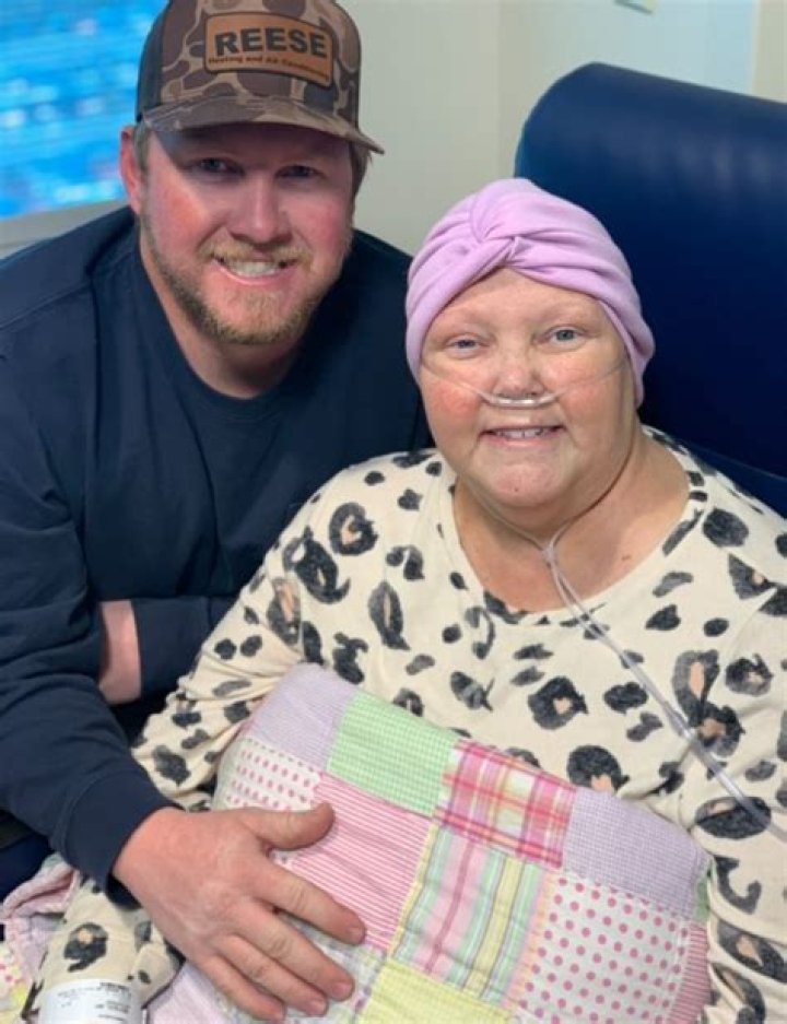 Tennessee man carves message in snow in support of hospitalized mom