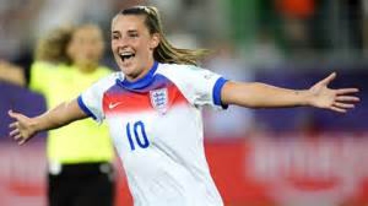 The English football player Ella Toone’s relationship status is as follows.