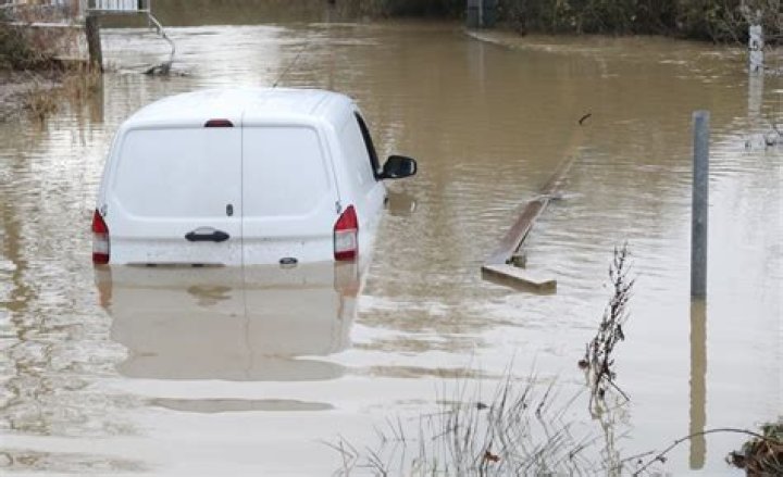 UK weather: Shock aftermath of Storms Elin & Fergus revealed as cars submerged in extreme flooding after 70mph winds