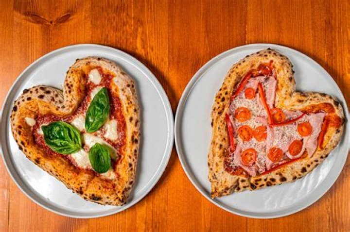 Un cadena de restaurantes esta vendiendo pizza en forma de corazon