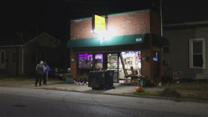 Vehicle crashes into Moline jewelry store