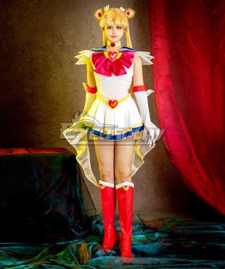 Viral Sailor Moon Cosplay Highlights Usagi's Iconic Transformation