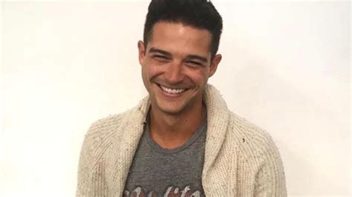 Wells Adams brings his sister to Bachelor in Paradise’s island 