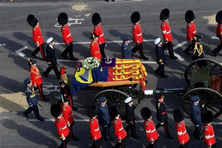 What flag is on the Queen’s coffin?