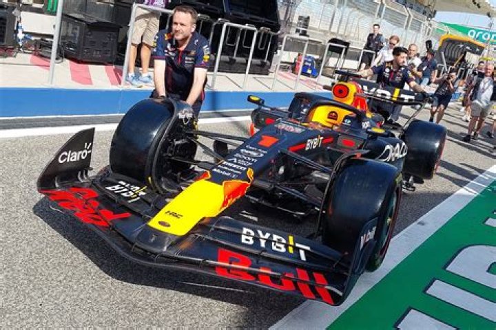 What is the red light on the back of an F1 car?