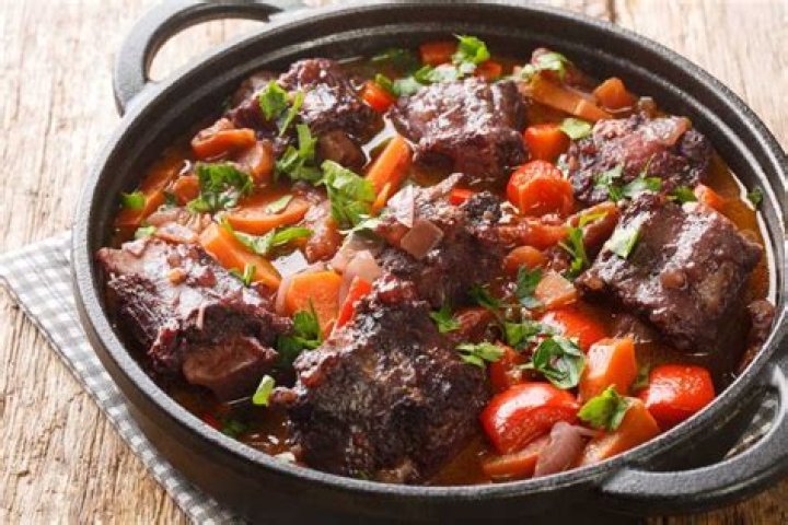 What side dishes go well with oxtails?