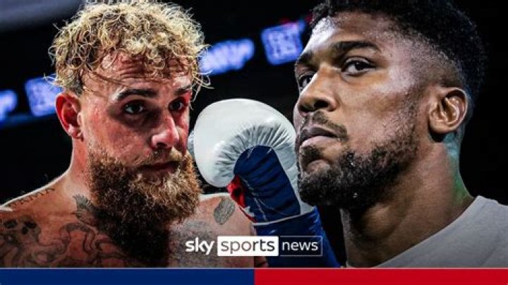 Who is 6ar6ie6 and what's her boxing record?