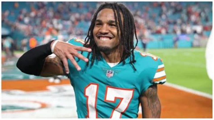 Who is Jaylen Waddle Wife? Know all about his current relationship status.
