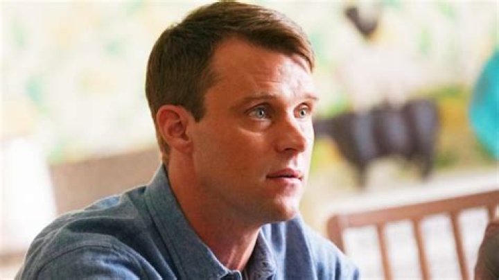 Who plays Jason Pelham on the Chicago Fire cast? Brett Dalton joins the show