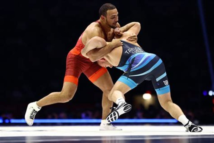 Will Esmoil stays unbeaten, will wrestle for Class 2A title