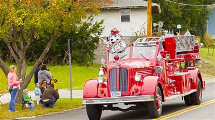 Wine Walk strolls into Village of East Davenport